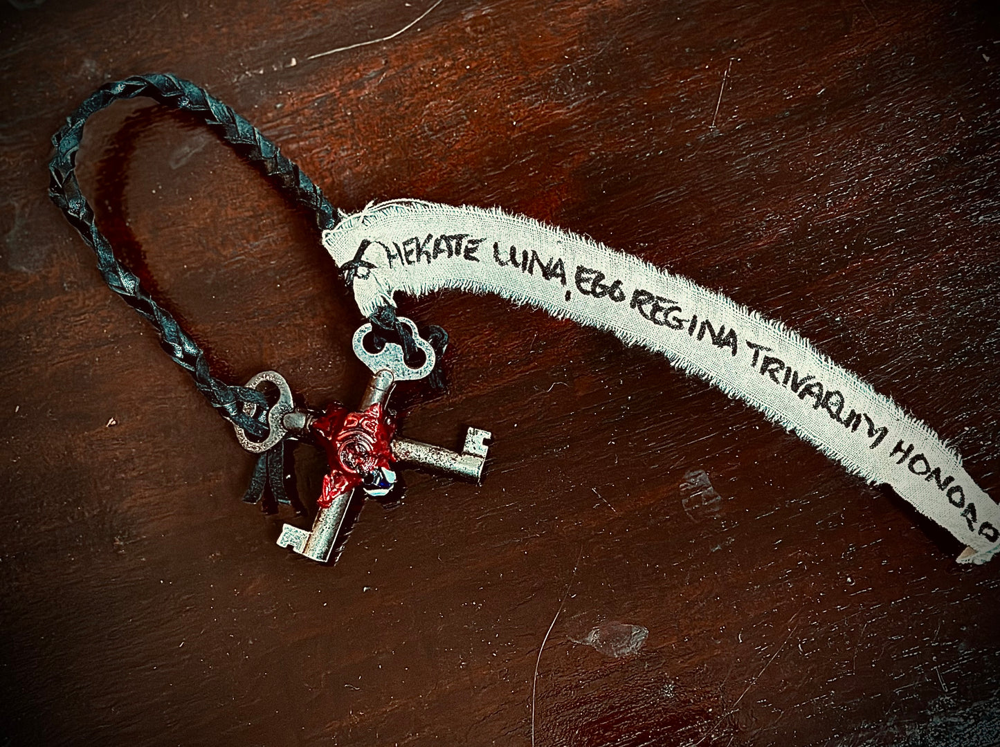 Hekate’s crossed keys talisman