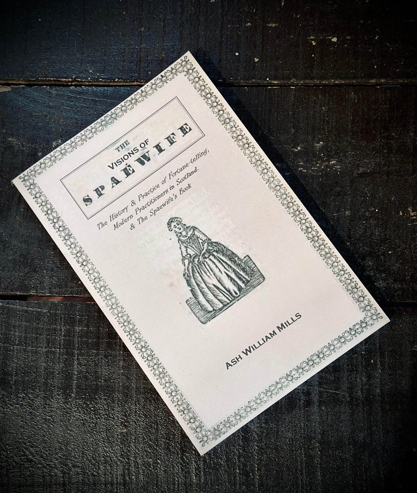 The Visions of the Spaewife: The History and Practice of Fortune-telling, and Modern Practitioners in Scotland & The Spaewife's Book. - Euphemia Blackthorne