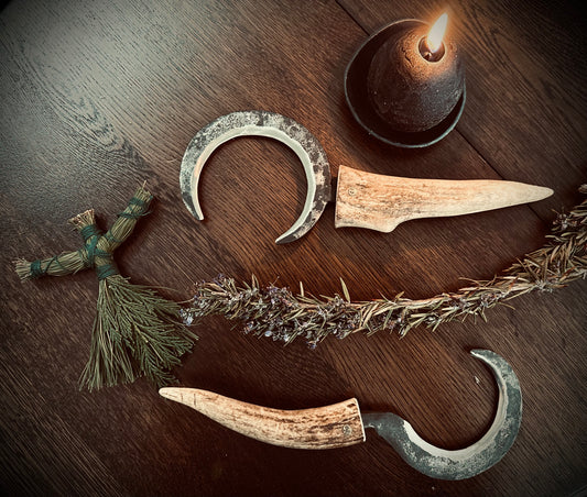 Crescent boline - Handforged sickle with antler