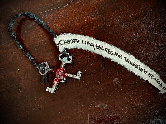 Hekate’s crossed keys talisman